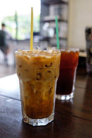 Téléchargez les photos : Café glacé latte dans une tasse à emporter - en image libre de droit