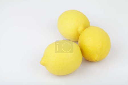 Téléchargez les photos : Citron frais sur fond blanc - en image libre de droit