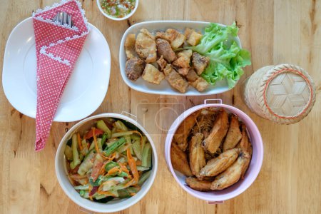 Téléchargez les photos : Vue du dessus de la salade de papaye (Som tam) avec poulet grillé, porc frit - en image libre de droit