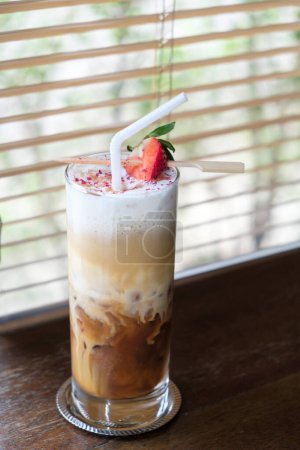Téléchargez les photos : Café glacé latte aux fraises sur table en bois - en image libre de droit
