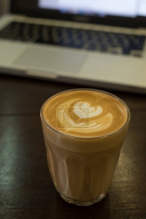 Téléchargez les photos : Café latte art dans le café - en image libre de droit