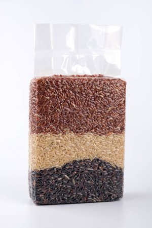 Foto de Arroz jazmín, arroz integral, arroz mixto y riceberry en bolsa de vacío. - Imagen libre de derechos