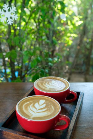 Foto de Dos latte arte café en taza roja - Imagen libre de derechos