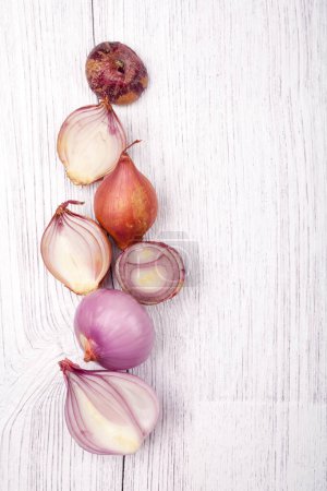 Foto de Bulbo de cebolla rebanada roja en mesa de madera blanca - Imagen libre de derechos