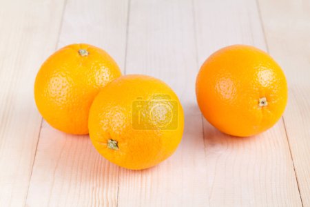 Foto de Naranja fresco sobre mesa de madera - Imagen libre de derechos