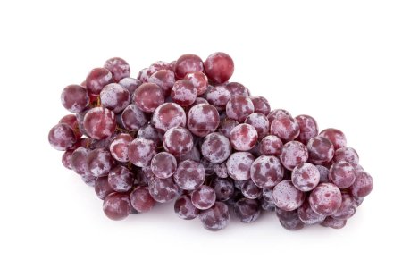 uva roja fresca sobre fondo blanco