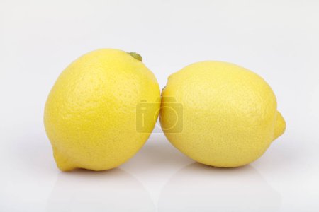 Frische Zitrone auf weißem Hintergrund