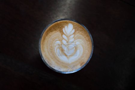 Foto de Café latte arte sobre mesa negra, Vista superior - Imagen libre de derechos