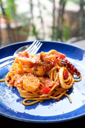 Téléchargez les photos : Sauce tomate spaghetti fruits de mer sur table en bois - en image libre de droit
