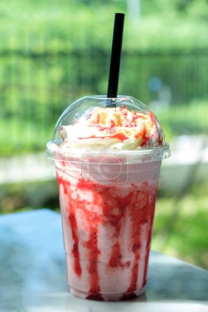 Téléchargez les photos : Smoothies à la starwberry juteux frais - en image libre de droit
