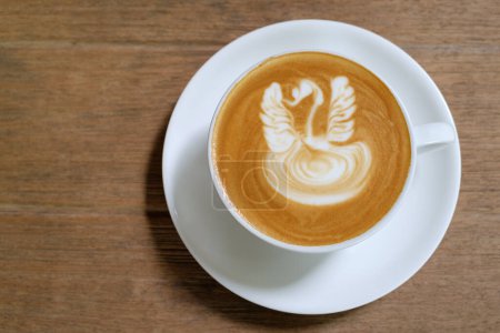 Téléchargez les photos : Latte art café sur fond de bois - en image libre de droit
