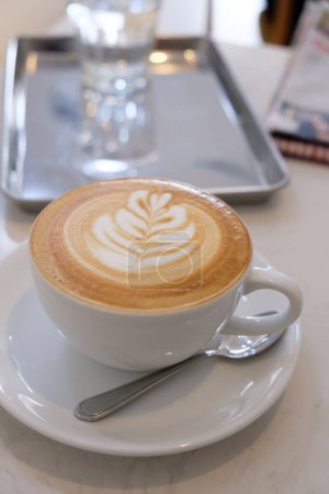 Téléchargez les photos : Café latte art dans le café - en image libre de droit