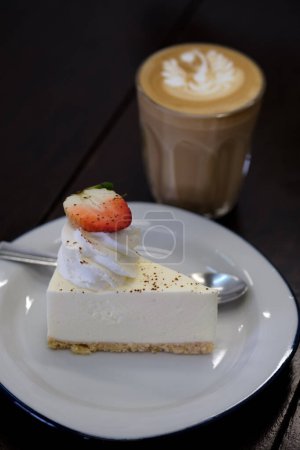 Téléchargez les photos : Gâteau au fromage aux fraises avec café latte - en image libre de droit