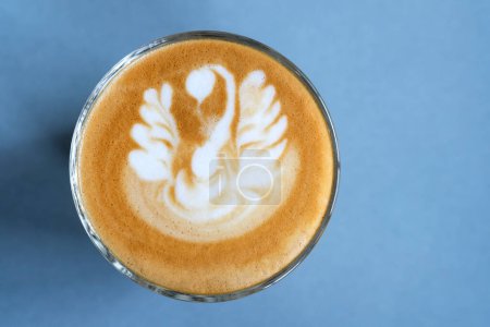 Foto de Café arte latte sobre fondo de mesa azul - Imagen libre de derechos