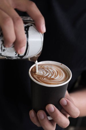 Foto de Fabricación de arte latte por barista - Imagen libre de derechos