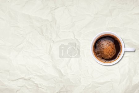 Téléchargez les photos : Papier blanc et une tasse de café - en image libre de droit