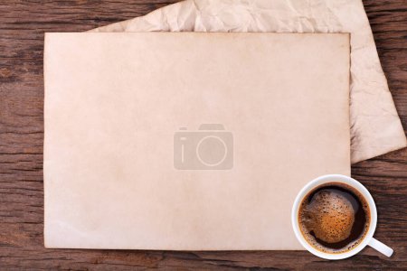 Foto de Papel en blanco viejo y una taza de café en woode - Imagen libre de derechos