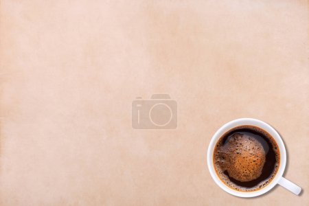Téléchargez les photos : Papier blanc et une tasse de café - en image libre de droit
