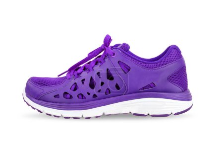 Téléchargez les photos : Chaussures de sport violettes isolées sur fond blanc - en image libre de droit