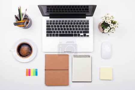 Foto de Escritorio del hombre de negocios con ordenador portátil y suministros de oficina sobre fondo blanco - Imagen libre de derechos