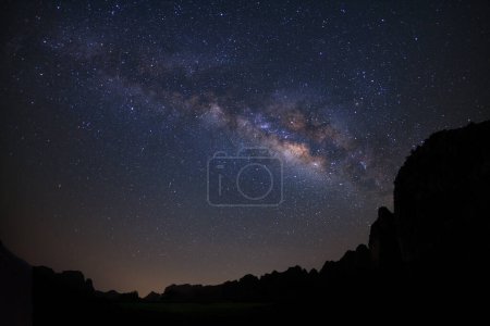 Foto de Paisaje Vía Láctea galaxia sobre la montaña, Cielo nocturno con estrellas - Imagen libre de derechos