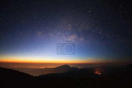 Foto de Galaxia Vía Láctea con ciudad ligera antes del amanecer en Doi inthanon Chiang mai, Tailandia. - Imagen libre de derechos