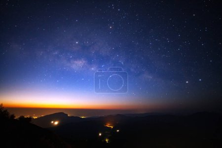 Foto de Galaxia Vía Láctea con ciudad ligera antes del amanecer en Doi inthanon Chiang mai, Tailandia. - Imagen libre de derechos