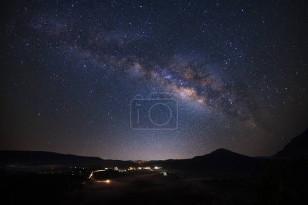 Téléchargez les photos : Paysage Voie lactée galaxie sur montagne, Ciel nocturne étoilé - en image libre de droit