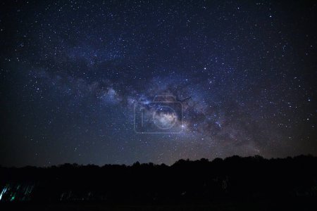 Foto de Galaxia de la Vía Láctea y silueta de árbol con nube en el Parque Nacional Phu Hin Rong Kla, Phitsanulok Tailandia - Imagen libre de derechos