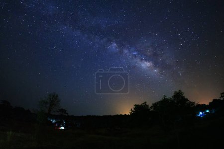 galaxia de la Vía Láctea y silueta de árbol con nube en el Parque Nacional Phu Hin Rong Kla, Phitsanulok Tailandia
