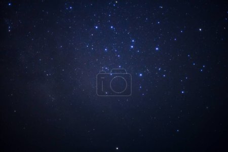 Foto de Cielo nocturno estrellado y galaxia de la Vía Láctea con estrellas y polvo espacial en el universo - Imagen libre de derechos