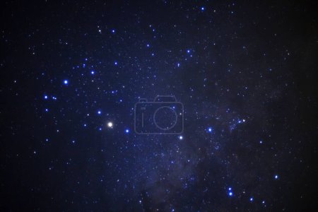Foto de Galaxia de la Vía Láctea con estrellas y polvo espacial en el universo en phitsanulok en Tailandia. - Imagen libre de derechos