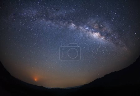 Téléchargez les photos : Voie lactée galaxie et la lumière de la lune avec des étoiles sur la montagne au parc national Phu Hin Rong Kla, Phitsanulok Thaïlande - en image libre de droit
