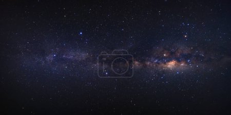 Foto de Galaxia Vía Láctea Panorama con estrellas y polvo espacial en el universo. Alta resolución - Imagen libre de derechos