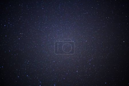 Foto de Cielo nocturno estrellado y galaxia de la Vía Láctea con estrellas y polvo espacial en el universo - Imagen libre de derechos
