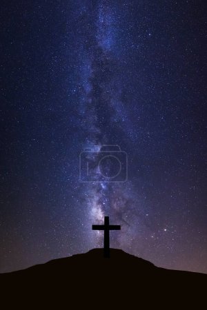 Foto de Silueta de la cruz y galaxia de la Vía Láctea, Cielo nocturno con estrellas y polvo espacial en el universo - Imagen libre de derechos