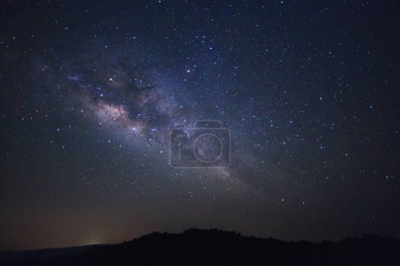 Foto de Galaxia claramente lechosa con estrellas y polvo espacial en el universo en phitsanulok en Tailandia. - Imagen libre de derechos