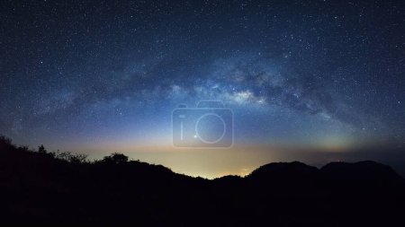 Foto de Cielo nocturno estrellado con alta montaña en Doi Luang Chiang Dao y galaxia de la Vía Láctea con estrellas y polvo espacial en el universo - Imagen libre de derechos
