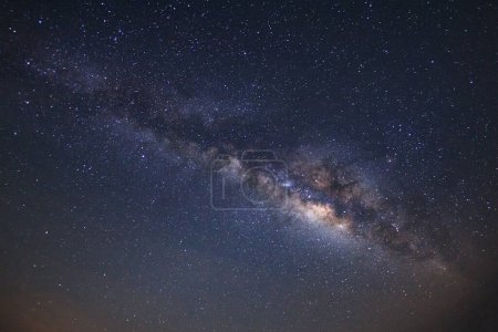 Téléchargez les photos : Galaxie clairement laiteuse avec des étoiles et de la poussière spatiale dans l'univers à phitsanulok en Thaïlande. - en image libre de droit