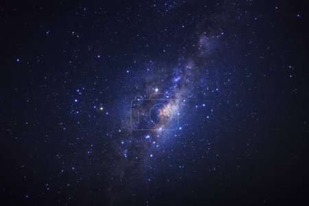 Foto de Galaxia claramente lechosa con estrellas y polvo espacial en el universo - Imagen libre de derechos