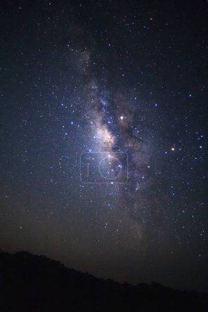 Foto de Vía Láctea sobre la montaña con estrellas y polvo espacial en el universo en el Parque Nacional Phu Hin Rong Kla, Phitsanulok Tailandia - Imagen libre de derechos