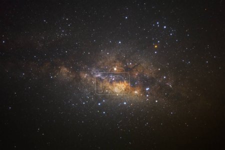 Téléchargez les photos : Galaxie de la Voie lactée avec étoiles et poussière spatiale dans l'univers, Photographie longue exposition, avec grain
. - en image libre de droit
