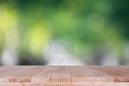 Téléchargez les photos : Plateau en bois sur fond vert bokeh - peut être utilisé pour le montage ou l'affichage de vos produits - en image libre de droit