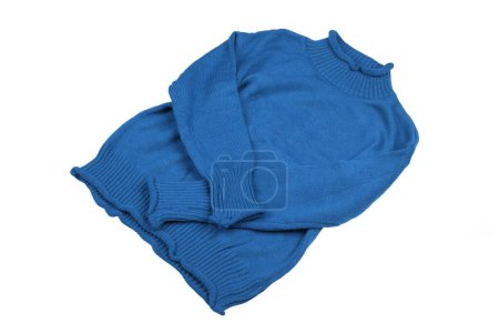 Téléchargez les photos : Pull bleu mode vêtements pour la saison d'hiver isolé sur fond blanc - en image libre de droit