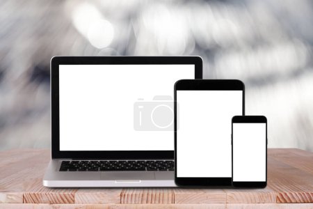 Téléchargez les photos : Vue de face de l'ordinateur portable, tablette PC, smartphone est sur la table de travail avec fond bokeh - en image libre de droit