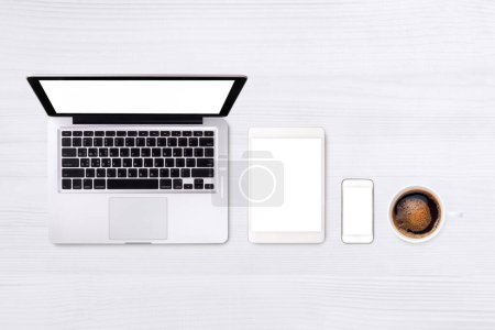 Téléchargez les photos : Smartphone tablette ordinateur portable et café sur fond de table en bois avec espace texte et espace de copie - en image libre de droit