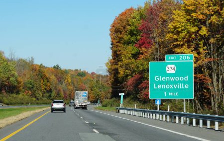 Téléchargez les photos : Clark Summit, Pennsylvanie, États-Unis - 15 octobre 2022 - La circulation sur l'Interstate 81 et la sortie sur la route 374 vers Glenwood et Lenoxville - en image libre de droit