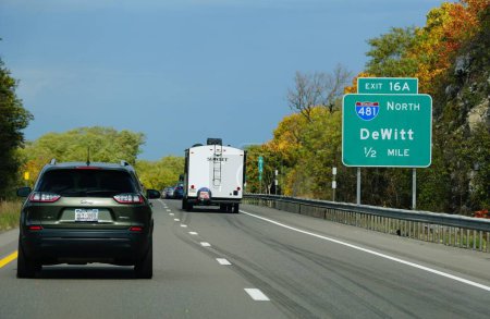 Téléchargez les photos : Syracuse, New York, États-Unis - 15 octobre 2022 - Circulation sur l'Interstate 81 et panneau routier sur la route 481 vers DeWitt - en image libre de droit