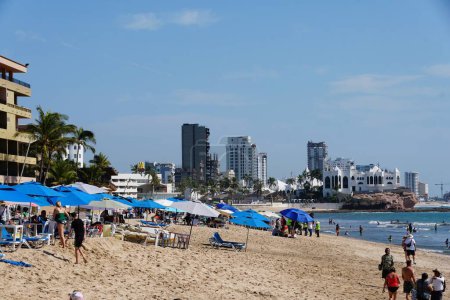 Téléchargez les photos : Mazatlan, Mexique - 9 novembre 2022 - La vue sur les hôtels en bord de mer et les visiteurs sur la plage par une chaude journée ensoleillée - en image libre de droit