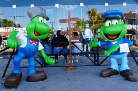 Téléchargez les photos : Mazatlan, Mexique - 9 novembre 2022 - Les couleurs vives Les statues de Senor Frog devant le restaurant - en image libre de droit